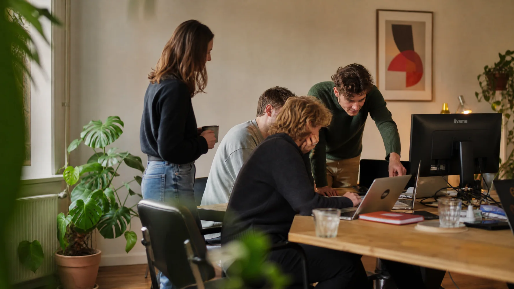 Het team van Zorg op Koers werkt samen op kantoor in Amsterdam